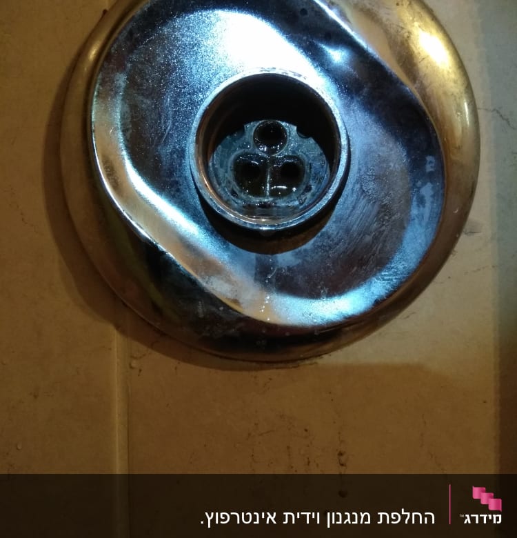 חלק מתכת עגול עם חור במרכז